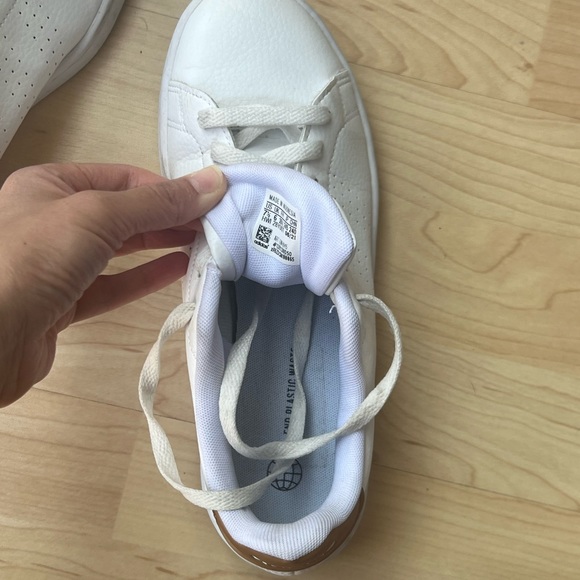 Adidas Advantage perforated sneakers. - Picture 5 of 9